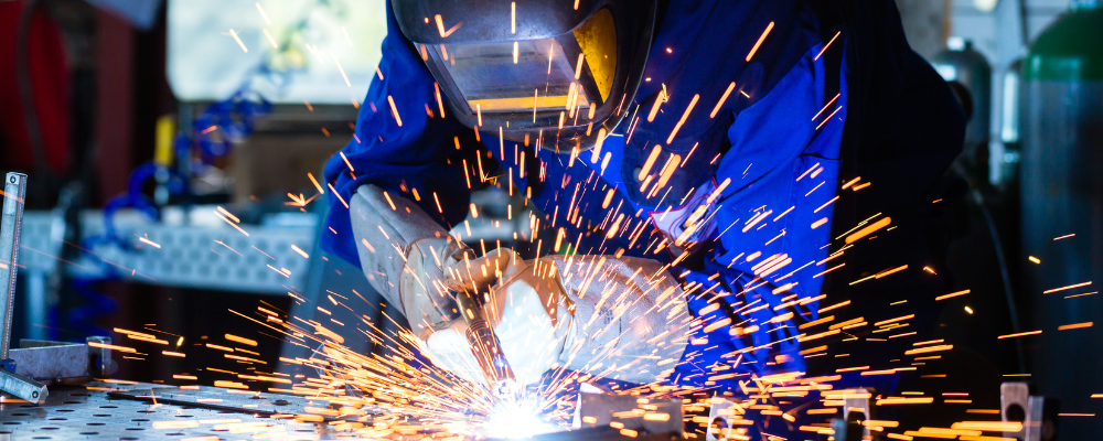 Solda a gás e chapeamento de peças metálicas em Mie-ken